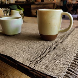 Set de table en ortie tissée - テーブル・ア・マンジェの装飾、Set de Table en tissu Naturel - ファイバー・オルティ・エコ責任 - デコ・メゾン