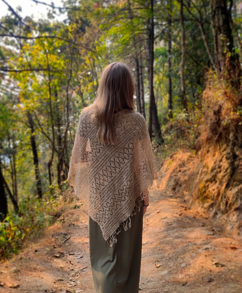 Poncho en ortie fait main : crocheté pour les hippies bohèmes à la recherche d'un style respectueux de l'environnement, conçu pour l'été image 1