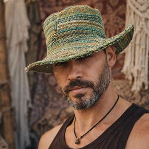 Può includere: Un cartello in legno rustico con la scritta "Welcome to our home" in lettere bianche. Il cartello presenta una finitura invecchiata, ideale per la decorazione della porta d'ingresso.