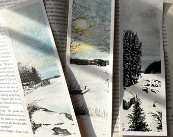 Peut inclure: Trois marque-pages aquarelle avec des paysages d'hiver. Chaque marque-page présente une vue enneigée différente avec des arbres, un lac et un ciel nuageux. L'œuvre est dans les tons de gris, de bleu et de blanc, avec des détails fins.