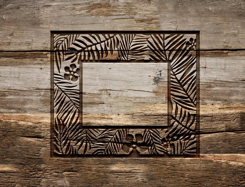 Pu&ograve; includere: Una cornice in legno intagliata con un motivo di foglie e fiori tropicali. La cornice &egrave; vuota e pronta per un'immagine o un'opera d'arte.