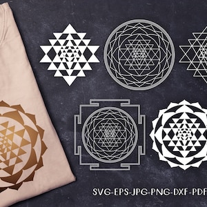 Peut inclure: Cinq designs différents du Sri Yantra, un symbole géométrique sacré de l'hindouisme, sont représentés en blanc sur fond noir. Un Sri Yantra est représenté en marron sur un t-shirt beige. Le texte "SVG-EPS-JPG-PNG-DXF-PDF" est en bas de l'image.