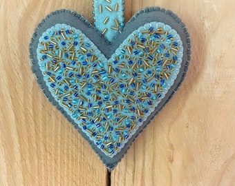 Corazón de fieltro con cuentas de semillas, adorno navideño de fieltro único hecho a mano o para decorar tu hogar, cosido a mano en Bélgica