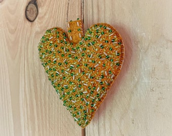 Corazón de fieltro con cuentas de semillas, adorno navideño de fieltro único hecho a mano o para decorar tu hogar, cosido a mano en Bélgica