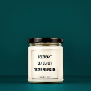 candle guy Duftkerze | Überdeckt den Geruch dieser Bumsbude.| Geschenk | Witzige Soja Wachs Duftkerze | candle guy