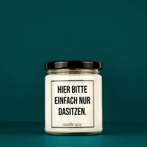 candle guy Duftkerze | Hier bitte einfach nur dasitzen.| Geschenk | Witzige Soja Wachs Duftkerze | candle guy