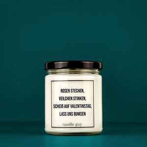 candle guy Duftkerze | Rosen stechen, Veilchen stinken, Scheiß auf Valentinstag - Lass uns Bumsen| Geschenk | Witzige Soja Wachs Duftkerze |