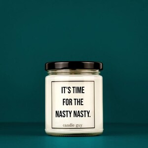 candle guy Duftkerze | It&#39;s time for the nasty nasty.| Geschenk | Witzige Soja Wachs Duftkerze | candle guy