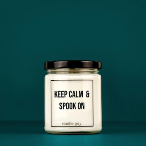 candle guy Duftkerze | Keep calm & spook on| Geschenk | Witzige Soja Wachs Duftkerze | candle guy