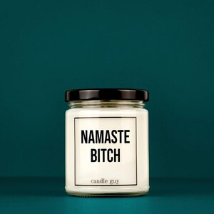 candle guy Duftkerze | Namaste Bitch| Geschenk | Witzige Soja Wachs Duftkerze | candle guy