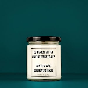 candle guy Duftkerze | Du denkst bei Jet an eine Tankstelle? Aus dem Weg Geringverdiener.| Geschenk | Witzige Soja Wachs Duftkerze | candle