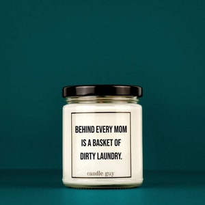 candle guy Duftkerze | Behind every mom is a basket of dirty laundry.| Geschenk | Witzige Soja Wachs Duftkerze | candle guy