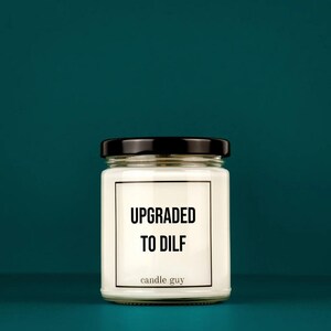 candle guy Duftkerze | Upgraded to DILF| Geschenk | Witzige Soja Wachs Duftkerze | candle guy