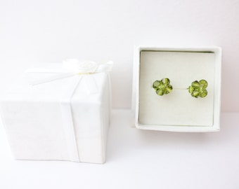 Ohrstecker mit Swarovski Kristallen Oliv Blume Strasstecker Blumenstecker Ohrschmuck Strassperle Handmade