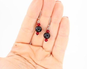 Boucles d'oreilles perle de verre wax noir brillant avec Swarovski Bicone Siam