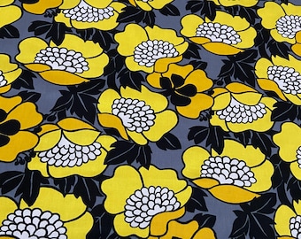 綿生地　黒地に黄色の花柄　装飾用生地　幅150cm（59インチ）の端切れ