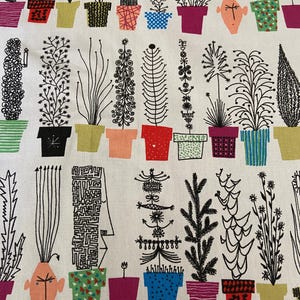 Pode incluir: Um fundo branco com um padrão repetitivo de plantas estilizadas em preto e branco em vasos coloridos. As plantas são desenhadas em um estilo caprichoso e incluem uma variedade de formas e tamanhos.