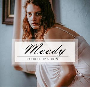 Puede incluir: Una mujer con el pelo largo y rojo lleva un vestido rosa claro y posa en una habitación tenue y de ambiente melancólico. El texto "Moody Photoshop Action" está superpuesto a la imagen.