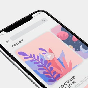 Puede incluir: Una maqueta de teléfono inteligente con un fondo blanco y una pantalla que muestra un diseño rosa y azul con un botón de reproducción. El texto "TODAY" y "MOCKUP DESIGN" son visibles en la pantalla.