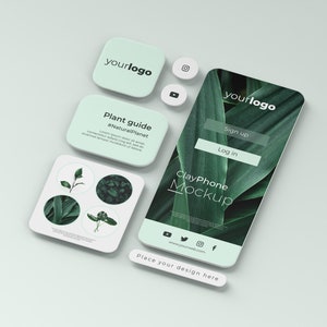 Puede incluir: Una maqueta de un teléfono inteligente con un fondo verde frondoso. La pantalla del teléfono muestra un botón de registro y un botón de inicio de sesión. El texto "ClayPhone Mockup" se muestra en la pantalla. El teléfono está rodeado de cuadrados blancos con el texto "yourlogo" y "Plant guide #NaturalPlanet" en ellos.