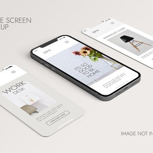 Puede incluir: Tres maquetas de pantalla de teléfono inteligente que muestran diferentes páginas de productos. La primera página presenta un fondo blanco con el texto "WORK DESK" y una foto de un escritorio con una silla. La segunda página presenta un fondo blanco con el texto "IT'S SO GOOD TO BE HOME" y una foto de un jarrón con flores. La tercera página presenta un fondo blanco con el texto "MINIMALIST CHAIR" y una foto de una silla negra.