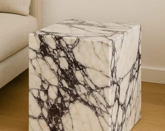 Calacatta-altvioolmarmeren kubustafel, modern sokkel, hoog sokkel