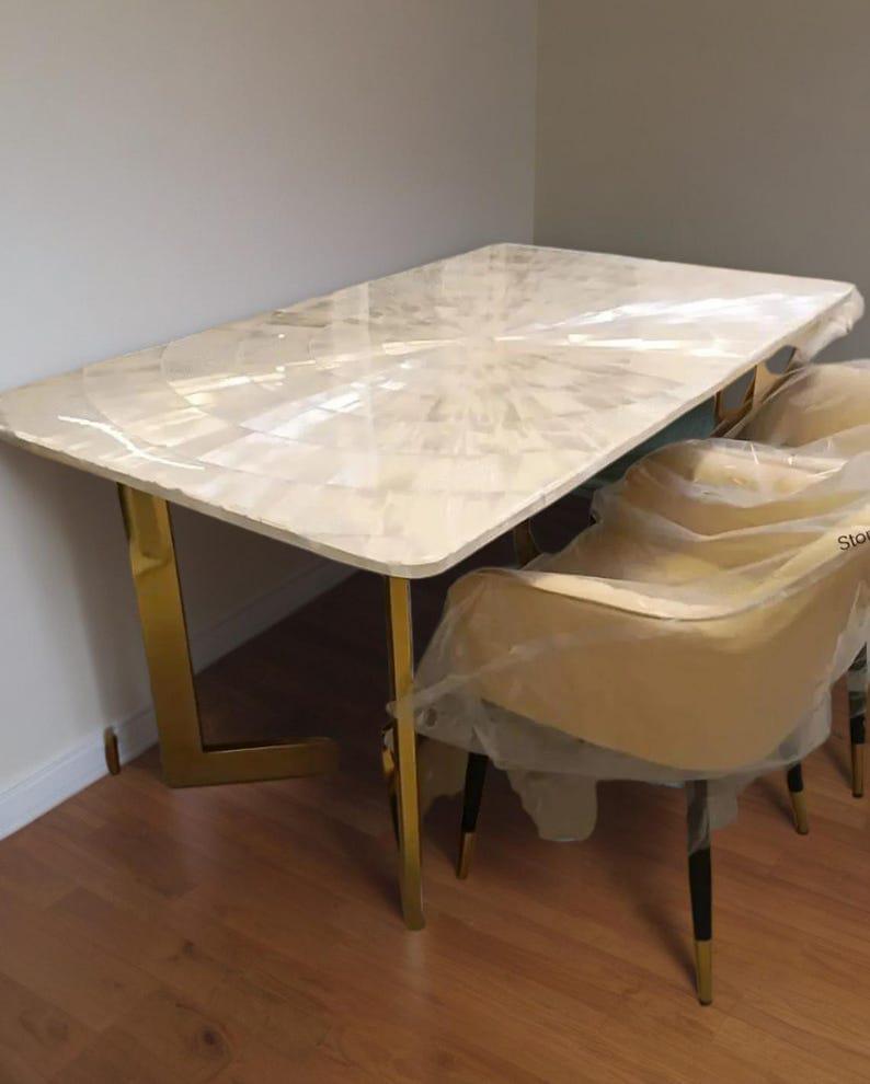 ピンクオニキスの、テーブル 照明付きピンクオニキスコーヒーテーブル：エレガントなリビングルーム