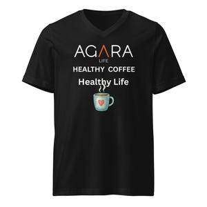 Op de afbeelding: Zwart V-hals T-shirt met witte tekst en een aquarel illustratie van een koffiekopje met een hart. De tekst luidt "AGARA LIFE HEALTHY COFFEE Healthy Life".