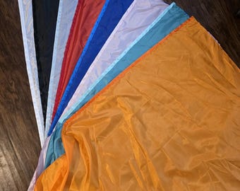 Juego de 2 banderas de alabanza y adoración, de color o blancas, con varillas flexibles, de seda china.