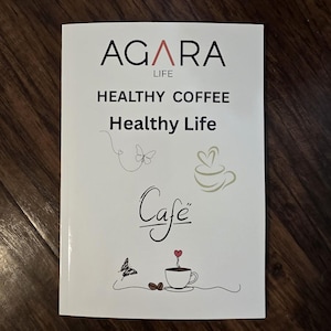 Op de afbeelding: Een witte brochure met de tekst "AGARA LIFE", "HEALTHY COFFEE" en "Healthy Life". Het woord "Cafe" is cursief geschreven. Illustraties van een vlinder, een koffiekopje en koffiebonen zijn ook aanwezig.