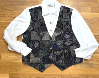 Blusa vintage Joanna Made in USA con estampado geométrico tipo chaleco, color blanco, negro y metalizado, talla grande.