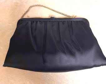 Bolso de mano vintage Ande de satén negro fruncido para noche con correa de cadena y herrajes dorados.