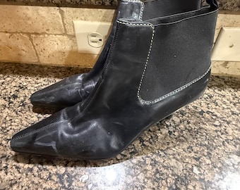 Bota Chelsea feminina Cole Haan de couro preto com bico fino e salto baixo, tamanho 9 B.