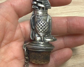 Tappo per bottiglia vintage da sacca da golf in metallo color argento, accessorio da bar con catenella e base in sughero.
