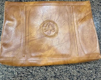 Bolsa carteira vintage American Tourister de 1975 em couro sintético bege, fabricada no Japão.