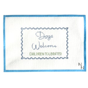 Puede incluir: Felpudo blanco con borde azul y un letrero azul y verde que dice "Dogs Welcome Children Tolerated".
