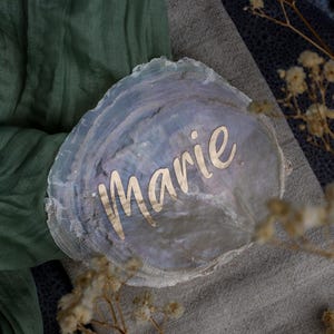 Personalisierte Perlmutt-Muschelschale mit Name | Platzkarte Hochzeit | Boho Deko & Gastgeschenk