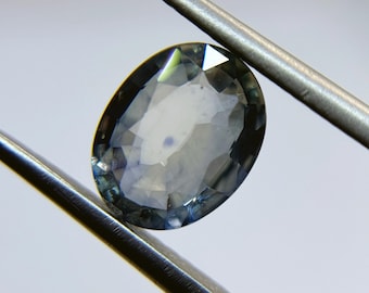 Natuurlijke blauwgrijze saffier uit Thailand.