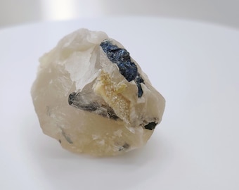 ブラジルのミナスジェライス州産、クォーツマトリックス上のインディゴ