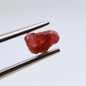 Cristal de rubí rojo rosado de Madagascar