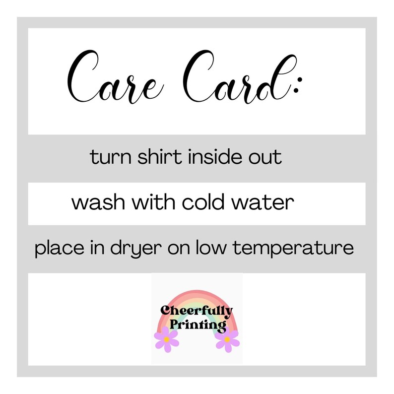 Pode incluir: Cart&atilde;o de cuidados com instru&ccedil;&otilde;es para lavar uma camisa: vire a camisa do avesso, lave com &aacute;gua fria e coloque na secadora em temperatura baixa. O cart&atilde;o tem um gr&aacute;fico de arco-&iacute;ris com o texto "Cheerfully Printing".