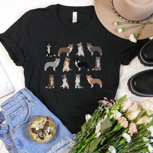 Pode incluir: Camiseta preta com um padr&atilde;o de 12 c&atilde;es border collie em v&aacute;rias poses. Os c&atilde;es s&atilde;o nas cores preto, branco, marrom e cinza.