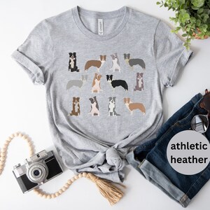 Pode incluir: Uma camiseta cinza com um padr&atilde;o de border collies em v&aacute;rias cores e poses. A camiseta &eacute; feita de um material macio e confort&aacute;vel e tem um decote redondo.