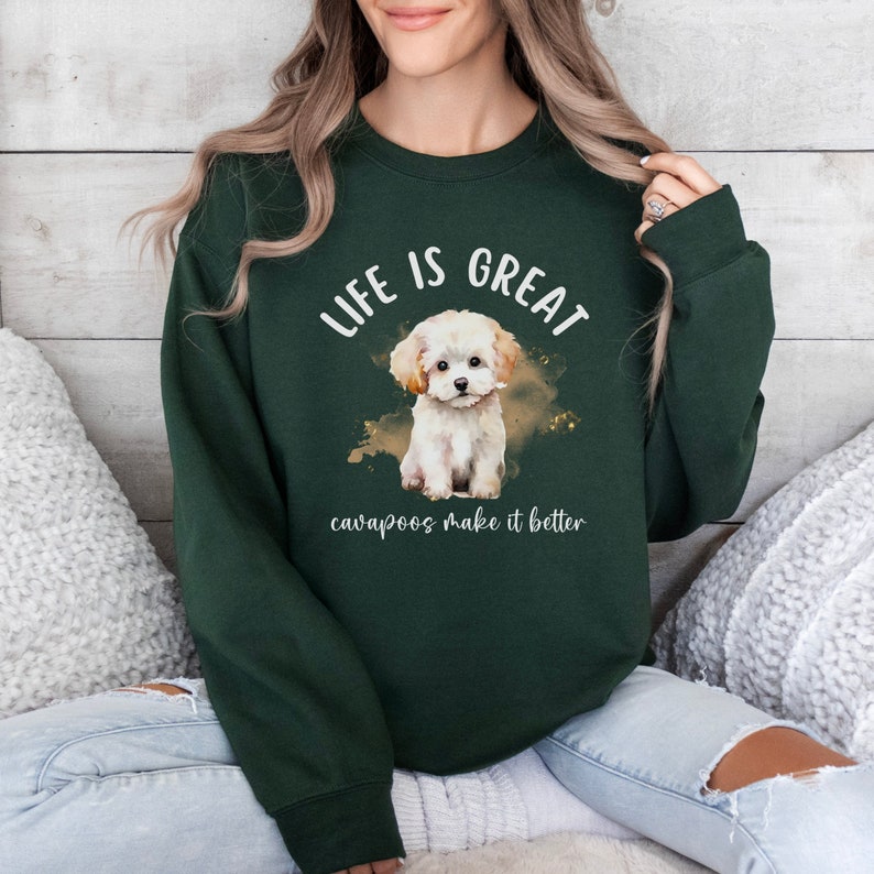 K&ouml;nnte beinhalten: Gr&uuml;nes Sweatshirt mit einer wei&szlig;en Hundefigur und dem Text "Life is Great Cavapoos make it better".