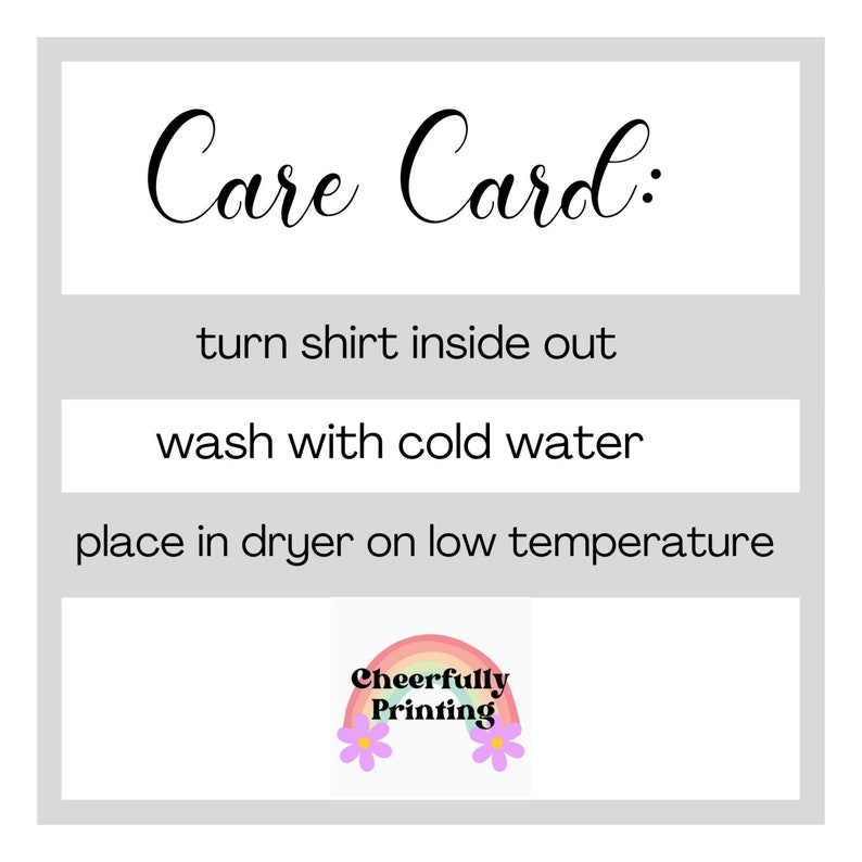 K&ouml;nnte beinhalten: Pflegekarte mit Anweisungen zum Waschen eines Shirts: Shirt auf links drehen, mit kaltem Wasser waschen und in den Trockner bei niedriger Temperatur geben. Die Karte hat eine Regenbogengrafik mit dem Text "Cheerfully Printing".