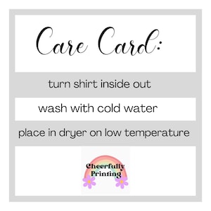 K&ouml;nnte beinhalten: Eine Pflegekarte mit Anweisungen zum Waschen eines T-Shirts. Die Karte lautet: "Care Card: Shirt auf links drehen, mit kaltem Wasser waschen, bei niedriger Temperatur im Trockner trocknen". Die Karte zeigt auch einen Regenbogen und den Text "Cheerfully Printing."