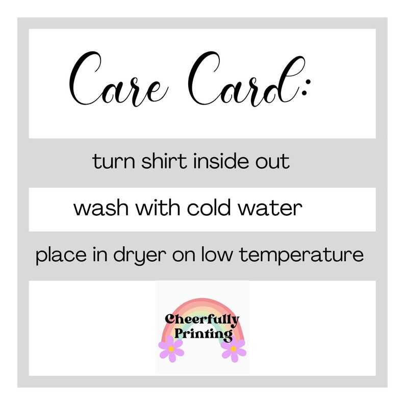 K&ouml;nnte beinhalten: Eine Pflegekarte mit Anweisungen zum Waschen eines T-Shirts. Die Karte lautet: "Care Card: Shirt auf links drehen, mit kaltem Wasser waschen, bei niedriger Temperatur im Trockner trocknen". Die Karte zeigt auch einen Regenbogen und den Text "Cheerfully Printing."