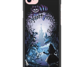 Può includere: Custodia per telefono nera con un'illustrazione fantasy di Alice nel Paese delle Meraviglie. Il design include lo Stregatto, Alice e la parola "Wonderland". Lo sfondo mostra un castello e altri elementi fantastici.