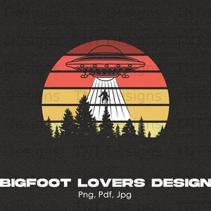 Puede incluir: Una ilustración de estilo retro de un OVNI sobrevolando una figura de Bigfoot en un bosque. El OVNI emite rayos de luz. El fondo es una puesta de sol con una combinación de colores rojo, naranja y amarillo. El texto "BIGFOOT LOVERS DESIGN" está debajo de la imagen, junto con "Png, Pdf, Jpg".