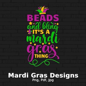 Op de afbeelding: Paarse en groene tekst op een zwarte bakstenen achtergrond luidt "BEADS and bling IT'S a mardi gras THING". Boven de tekst staat een groene en gele kroon. Onder de tekst staat "Mardi Gras Designs Png, Pdf, Jpg".